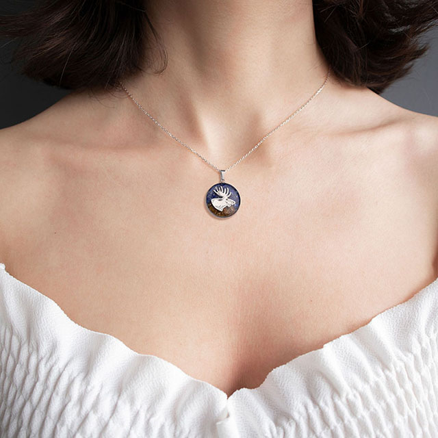 Gemstone Animal Necklace for Women Turquoise Tumbled Chips Pendant Necklace Dainty Circle Moose Elk Bear Necklace for Women Girls Wildlife Animal Jewelry Gift