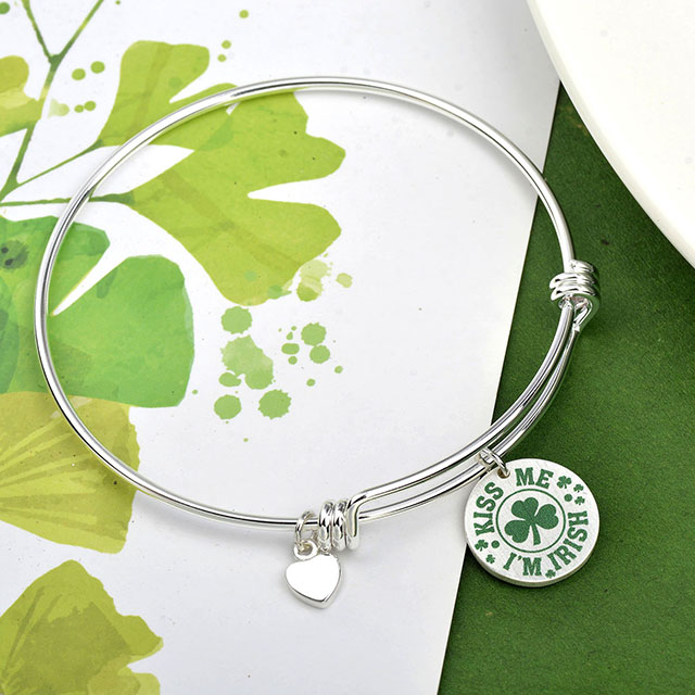 Four Leaf Clover Bracelet Expandable Lucky Shamrock Pendant Charm Bangle Faith Hope Love Lucky Round Disc Bracelet for Women Girls Personalized Jewelry Gift