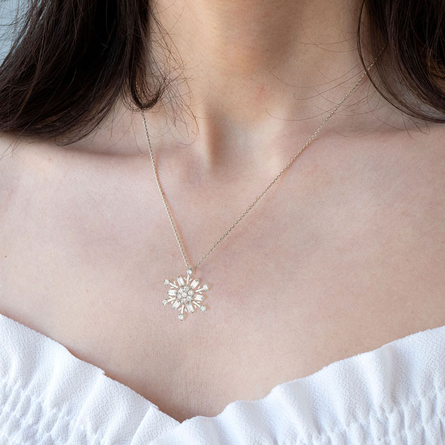 Luxury Elegant Zircon Christmas Snowflake Pendant Women Necklace 